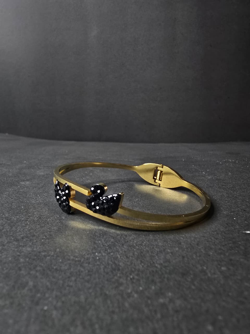 Golden & Black Duck Design Bracelet – Stylish Fashion Jewelry for Girls