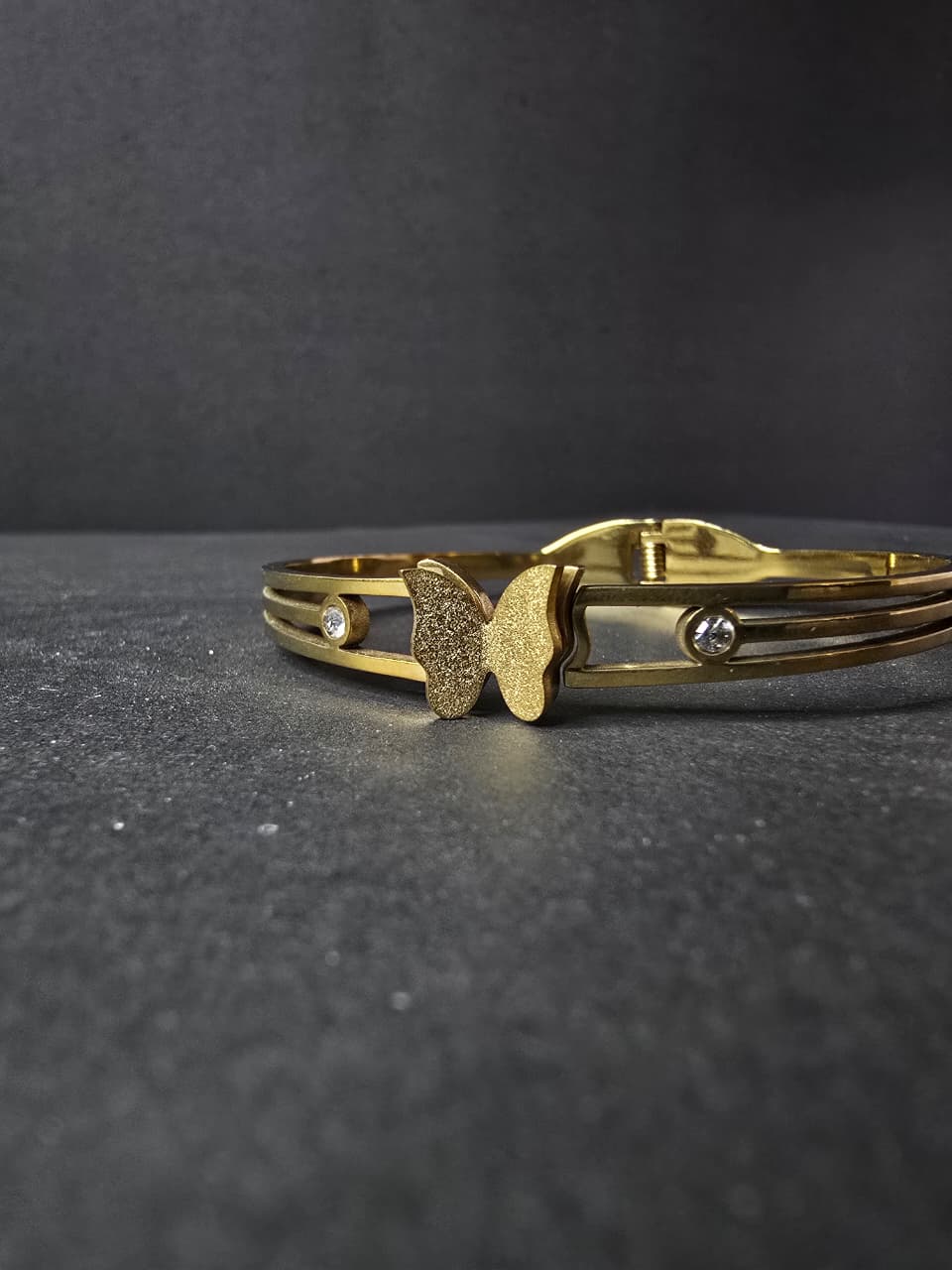 Golden Bracelet for Girls – Elegant Stylish Jewelry