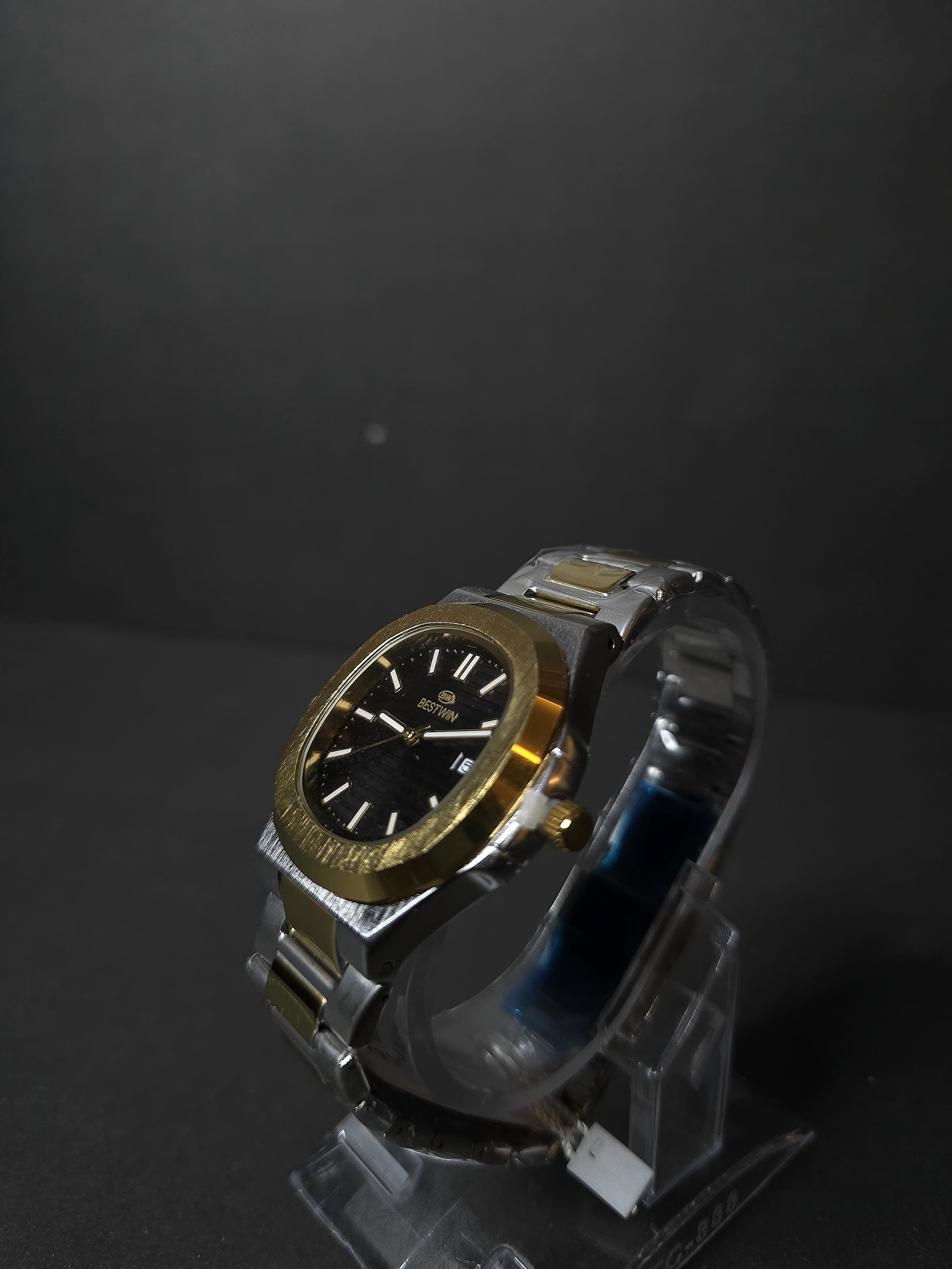 Bestwin Golden Watch – Stylish Luxury Timepiece for Men & Women