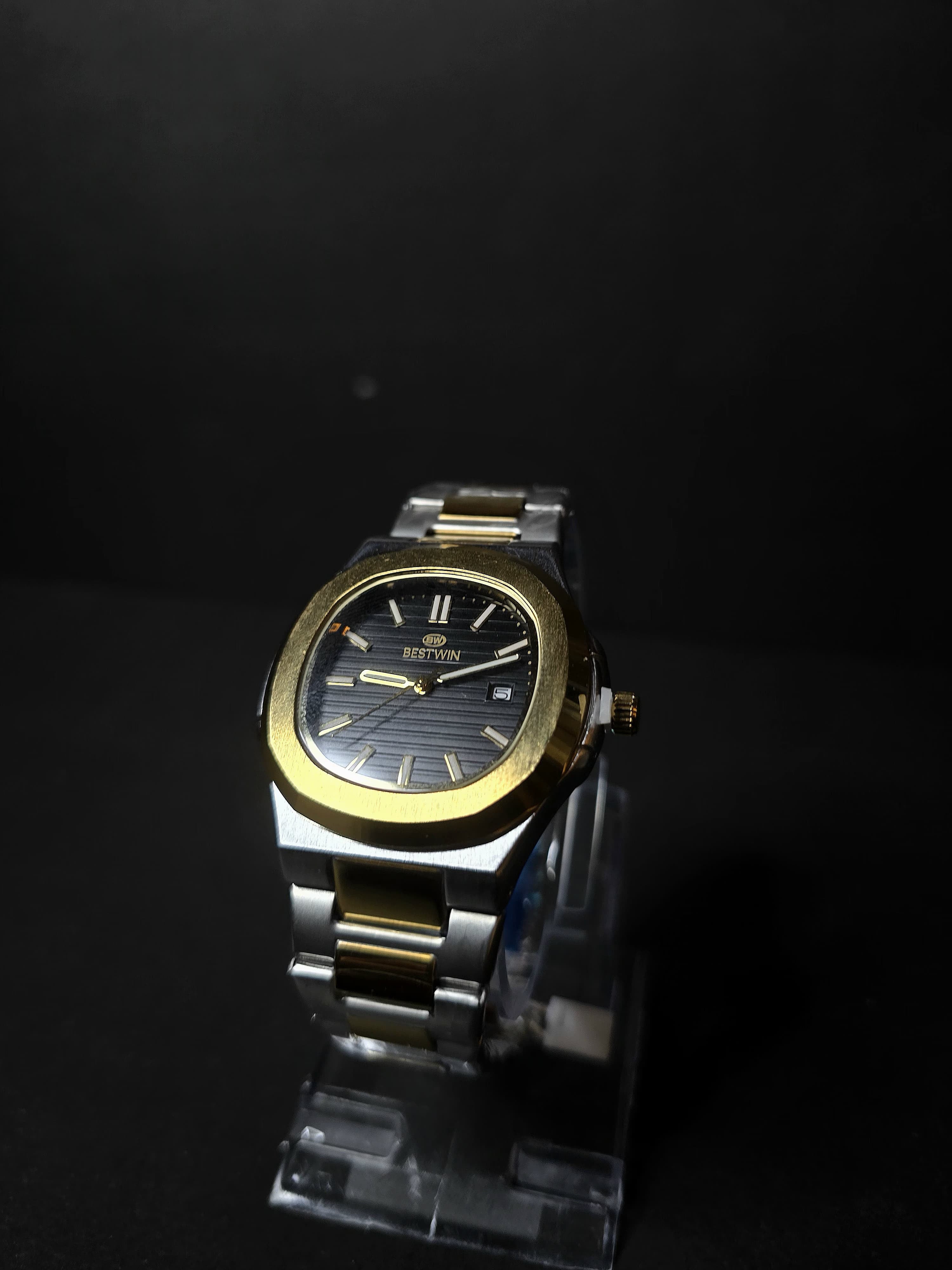 Bestwin Golden Watch – Stylish Luxury Timepiece for Men & Women
